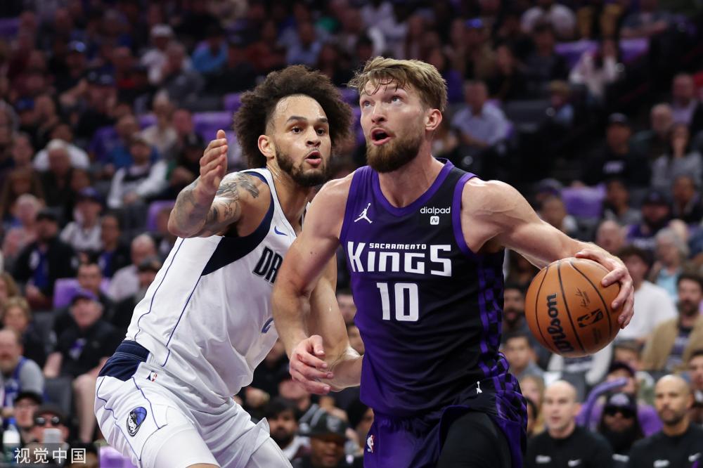 显出他在球 显出他在球